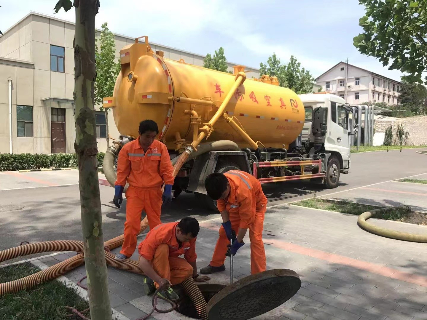 迁安管道疏通车停在窨井附近